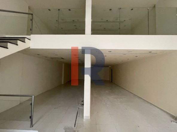 R9-2977 Showroom for Rent in Nadim El Jisr Tripoli – 219 m², 3 Floors, 2 Facades, Parking — الصورة 4 من 6