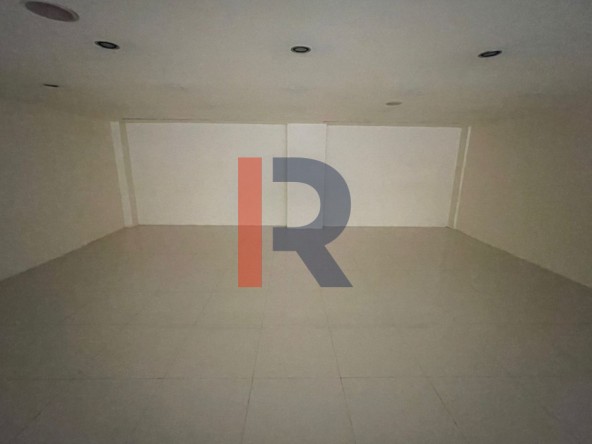 R9-2977 Showroom for Rent in Nadim El Jisr Tripoli – 219 m², 3 Floors, 2 Facades, Parking — الصورة 5 من 6