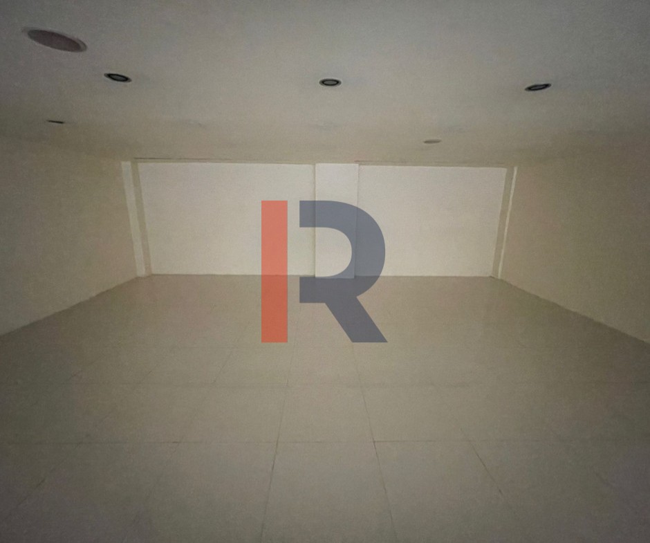 R9-2977 Showroom for Rent in Nadim El Jisr Tripoli – 219 m², 3 Floors, 2 Facades, Parking — الصورة 5 من 6