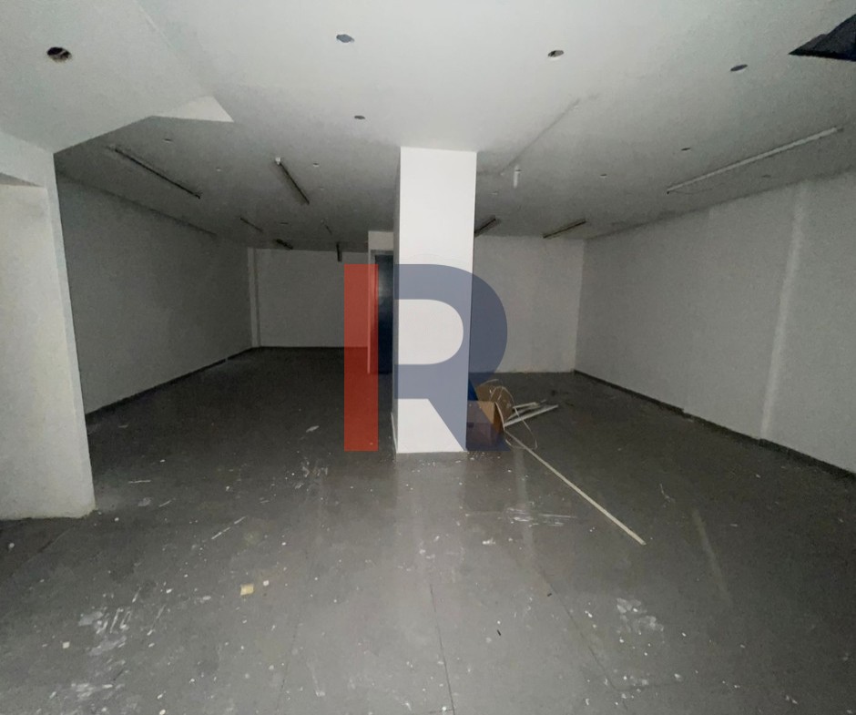 R9-2977 Showroom for Rent in Nadim El Jisr Tripoli – 219 m², 3 Floors, 2 Facades, Parking — الصورة 6 من 6