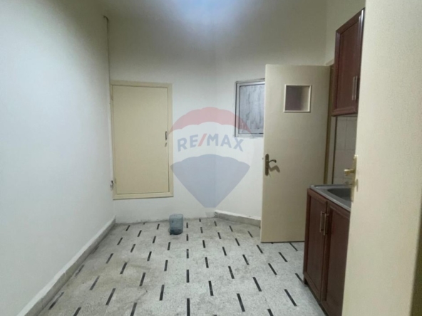R9-3108 Office for Sale in Horriyeh Street – Tripoli مكتب للبيع في شارع الحرية طرابلس — Photo 2 of 5