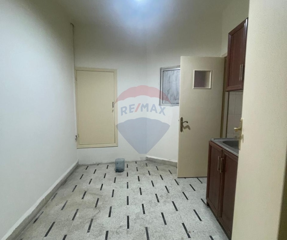 R9-3108 Office for Sale in Horriyeh Street – Tripoli مكتب للبيع في شارع الحرية طرابلس — Photo 2 of 5