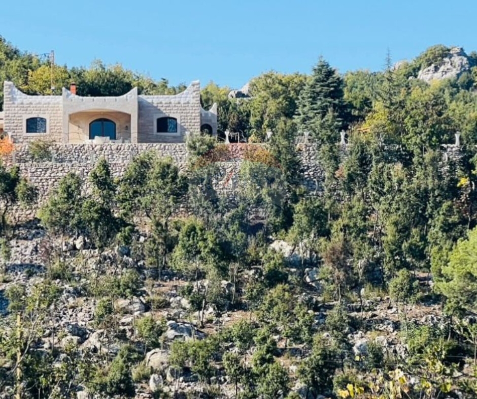 R9-3063 Villa for Sale in Ajaltoun – Keserwan فيلا للبيع في عجلتون كسروان (2,300 m² Land, Expansion Potential) — Photo 3 of 18