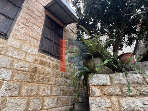 R9-3195 بيت قديم للبيع في كوسبا – الكورة (120 م²، مبني بالحجر، مجدد بالكامل) — الصورة 2 من 11