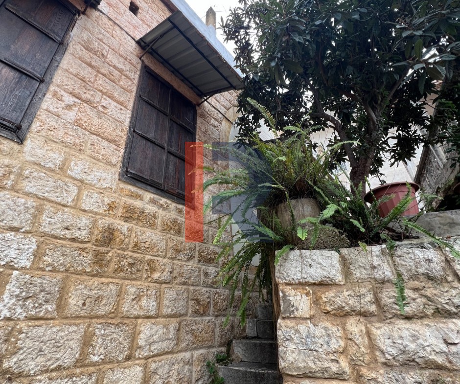 R9-3195 بيت قديم للبيع في كوسبا – الكورة (120 م²، مبني بالحجر، مجدد بالكامل) — الصورة 2 من 11