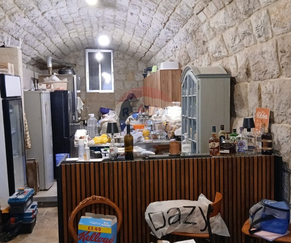 R9-3216 Old Lebanese House for Sale in Metn – Mar Elias Street بيت قديم تراثي للبيع في المتن — Photo 2 of 6