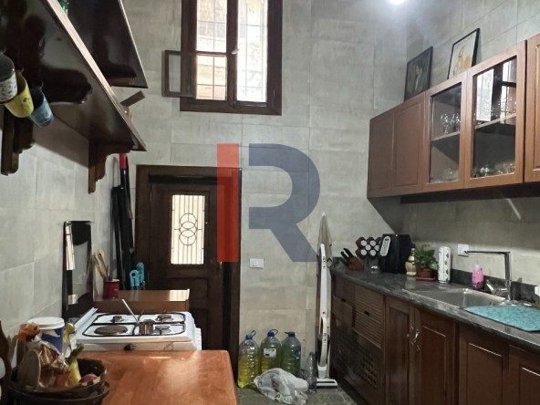 R9-3195 بيت قديم للبيع في كوسبا – الكورة (120 م²، مبني بالحجر، مجدد بالكامل) — الصورة 3 من 11