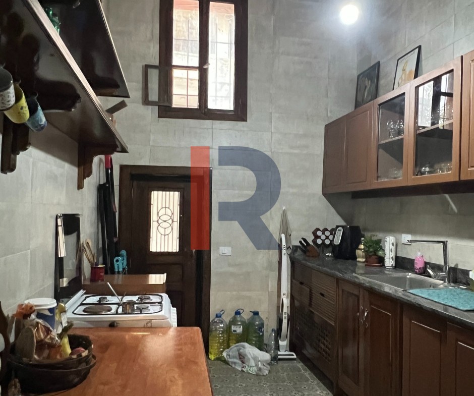 R9-3195 بيت قديم للبيع في كوسبا – الكورة (120 م²، مبني بالحجر، مجدد بالكامل) — الصورة 3 من 11