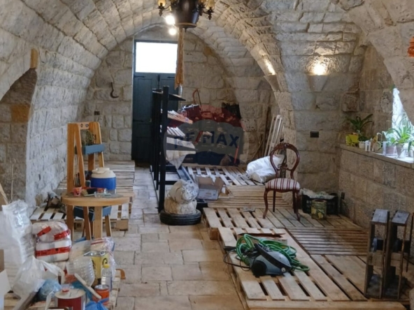 R9-3216 Old Lebanese House for Sale in Metn – Mar Elias Street بيت قديم تراثي للبيع في المتن — Photo 3 of 6