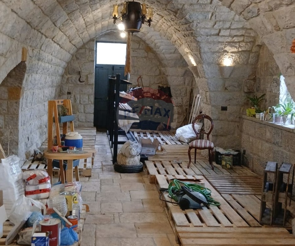 R9-3216 Old Lebanese House for Sale in Metn – Mar Elias Street بيت قديم تراثي للبيع في المتن — Photo 3 of 6