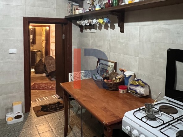 R9-3195 بيت قديم للبيع في كوسبا – الكورة (120 م²، مبني بالحجر، مجدد بالكامل) — الصورة 4 من 11