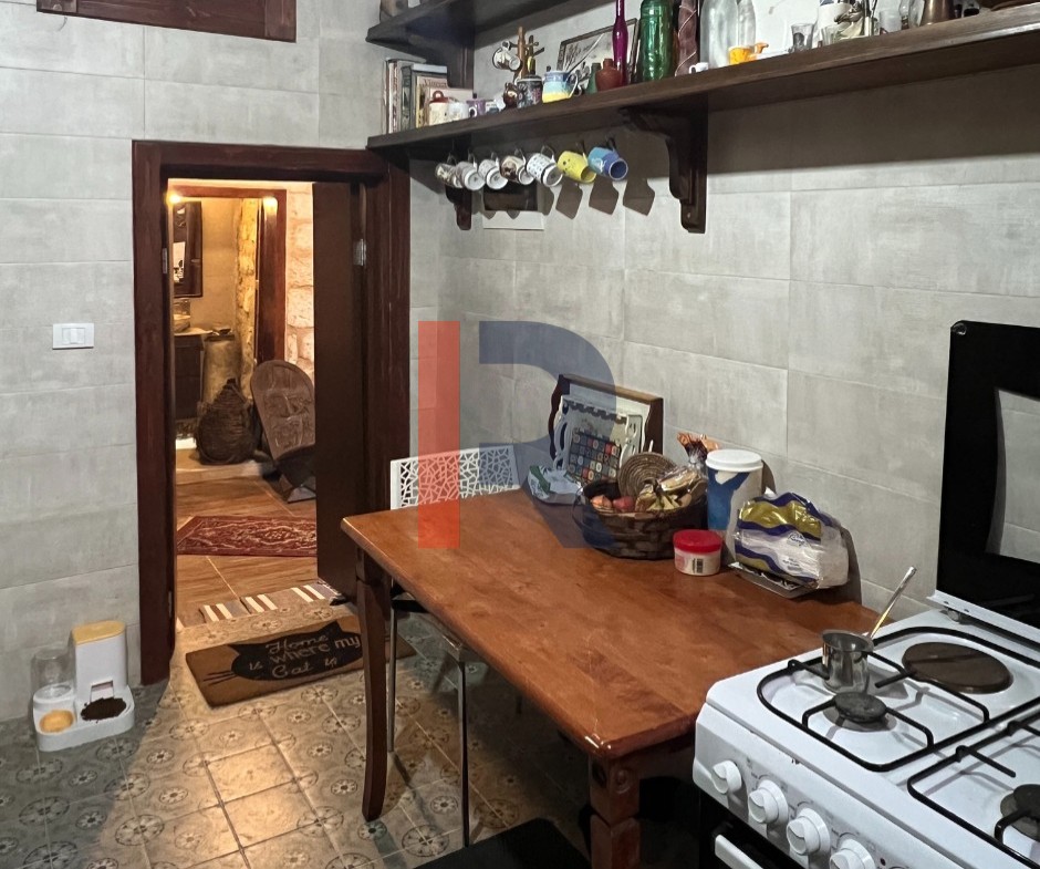 R9-3195 بيت قديم للبيع في كوسبا – الكورة (120 م²، مبني بالحجر، مجدد بالكامل) — الصورة 4 من 11
