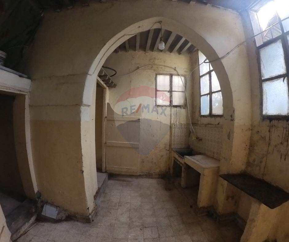 R9-3197 Old House for Sale in Tripoli Old City – Near Tripoli’s Castle بيت قديم للبيع في طرابلس القديمة بجوار القلعة — Photo 4 of 8