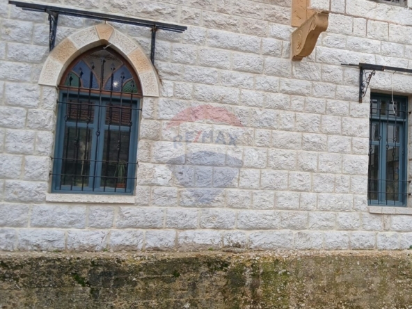 R9-3216 Old Lebanese House for Sale in Metn – Mar Elias Street بيت قديم تراثي للبيع في المتن — Photo 4 of 6