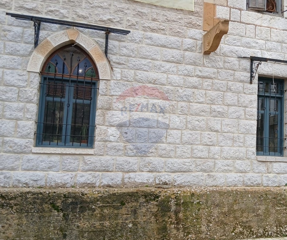 R9-3216 Old Lebanese House for Sale in Metn – Mar Elias Street بيت قديم تراثي للبيع في المتن — Photo 4 of 6