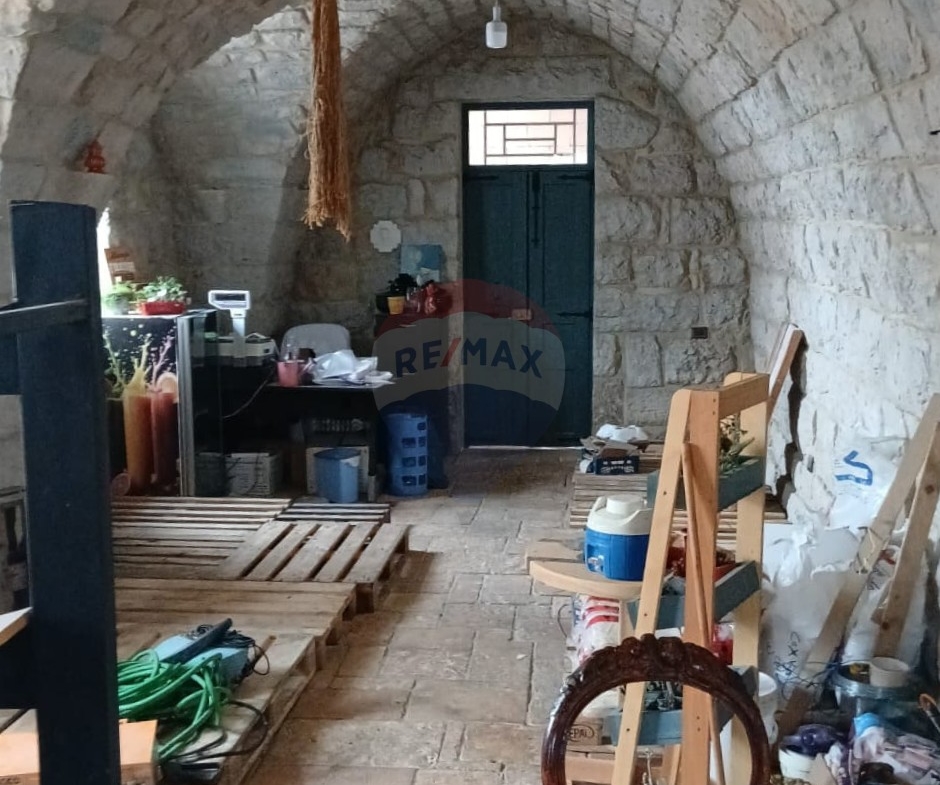 R9-3216 Old Lebanese House for Sale in Metn – Mar Elias Street بيت قديم تراثي للبيع في المتن — Photo 5 of 6