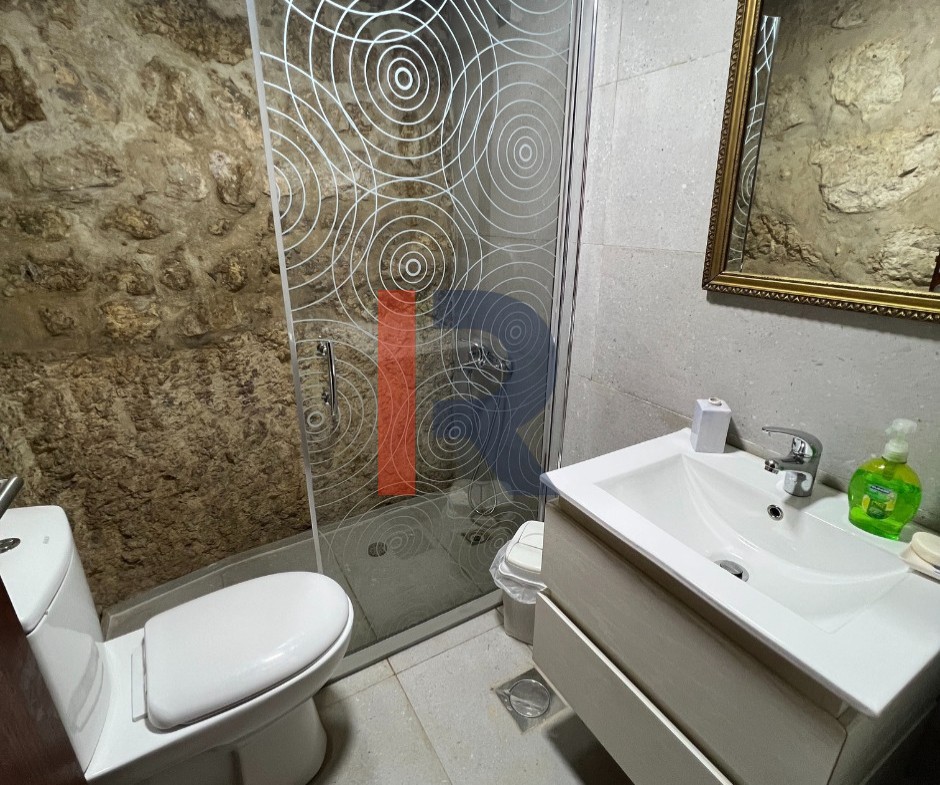 R9-3195 بيت قديم للبيع في كوسبا – الكورة (120 م²، مبني بالحجر، مجدد بالكامل) — الصورة 6 من 11