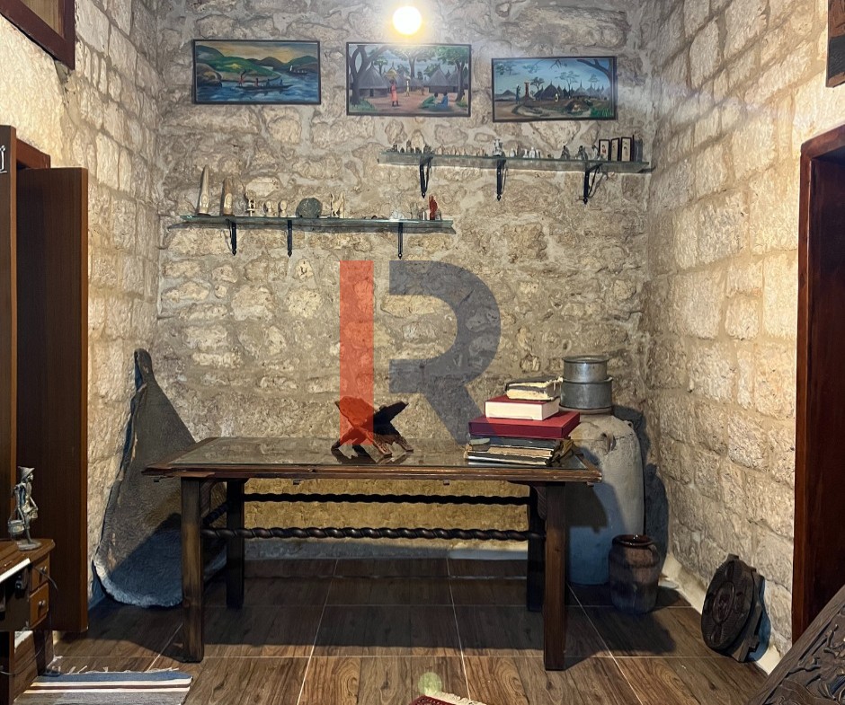 R9-3195 بيت قديم للبيع في كوسبا – الكورة (120 م²، مبني بالحجر، مجدد بالكامل) — الصورة 8 من 11