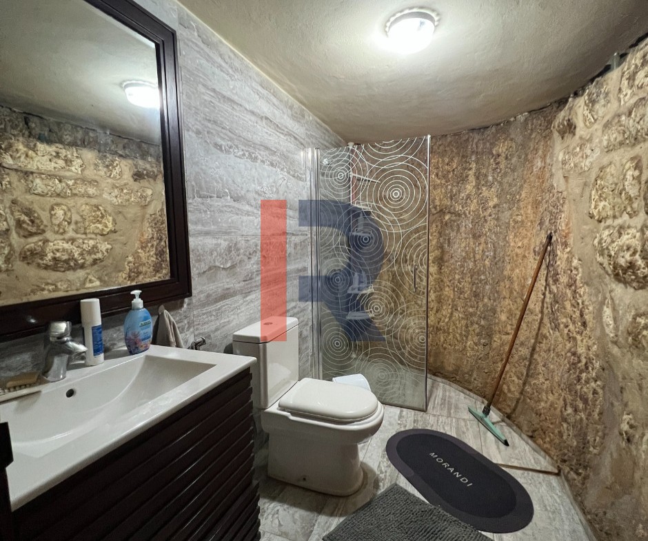 R9-3195 بيت قديم للبيع في كوسبا – الكورة (120 م²، مبني بالحجر، مجدد بالكامل) — الصورة 9 من 11