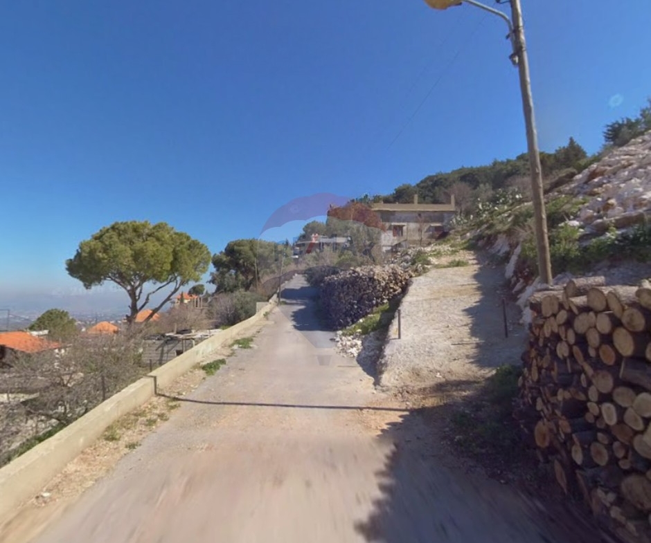 R9-3248 Land for Sale in Zgharta – 1,800 m², House, Zoning 20/40 أرض للبيع في زغرتا – 1,800 متر مربع مع منزل، تصنيف 20/40 — Photo 2 of 3