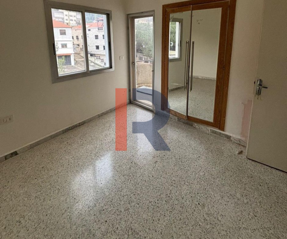 R9-3323 شقة للبيع في زغرتا – 180 متر مربع — الصورة 3 من 9