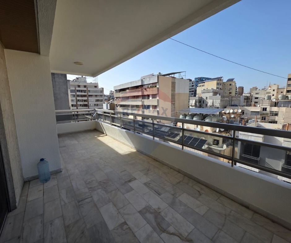 R9-3462 Apartment for Sale in Mar Elias Beirut – 230 m²شقة للبيع في مار الياس بيروت – 230 م² — Photo 11 of 15