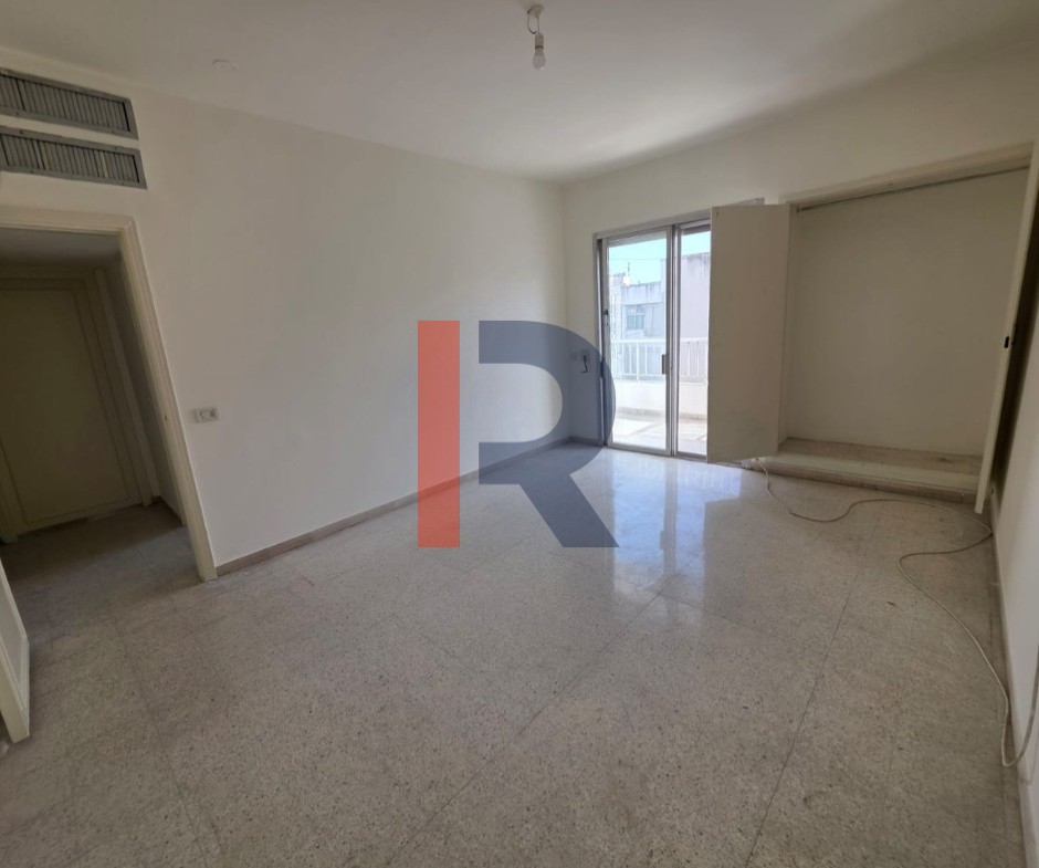 R9-3462 Apartment for Sale in Mar Elias Beirut – 230 m²شقة للبيع في مار الياس بيروت – 230 م² — Photo 7 of 15