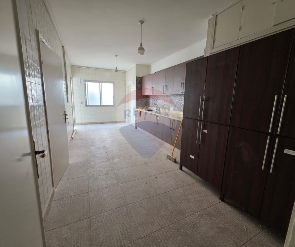 R9-3462 Apartment for Sale in Mar Elias Beirut – 230 m²شقة للبيع في مار الياس بيروت – 230 م² — Photo 9 of 15