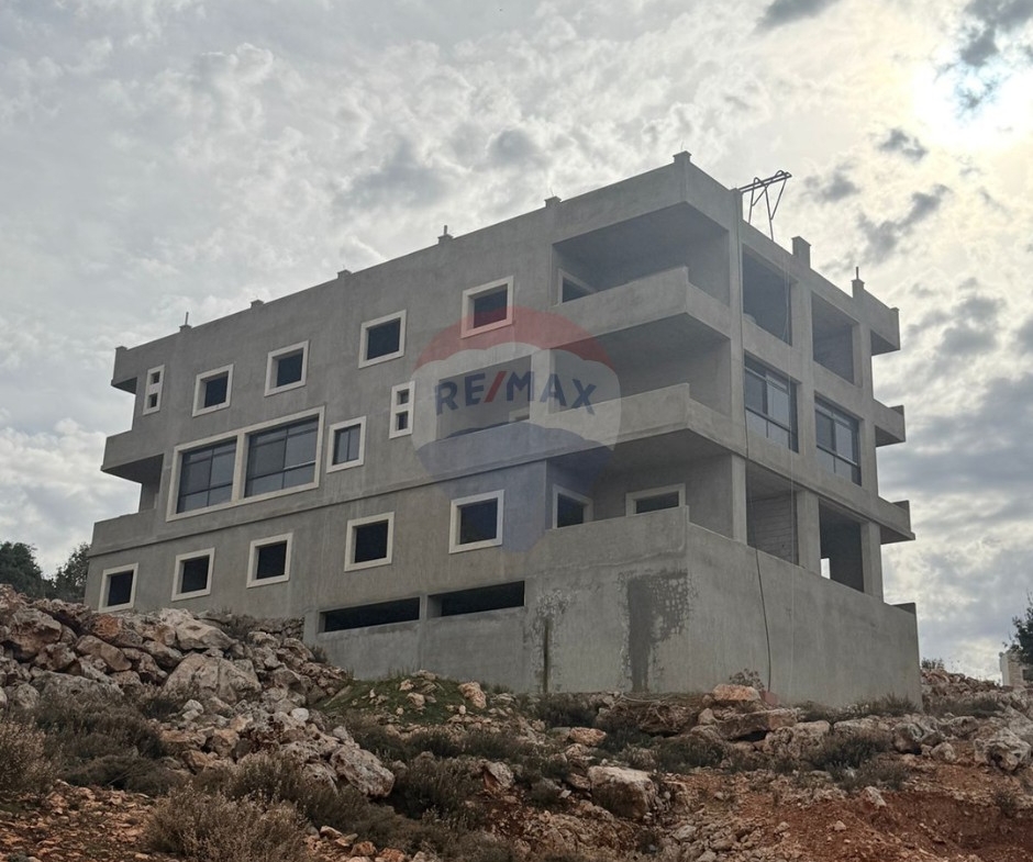R9-3629 Land with Building for Sale in Izal – Danniyeh, 1000 m² Land + 330 m² Building أرض مع بناء للبيع في إيزال الضنية – 1000 م² أرض + 330 م² بناء — Photo 1 of 2