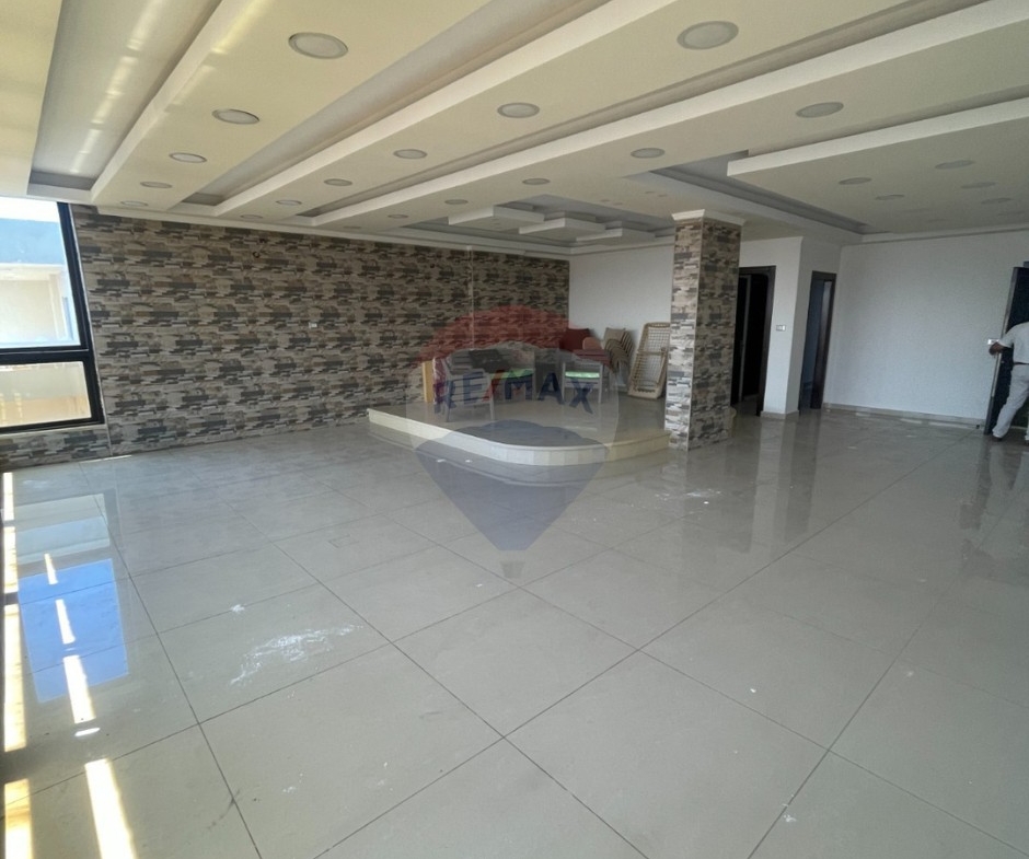 R9-3553 Apartment for Sale in Mina – Port Said Street, Tripoli, 220 m² شقة للبيع في الميناء شارع بورسعيد طرابلس – 220 م² — Photo 14 of 15