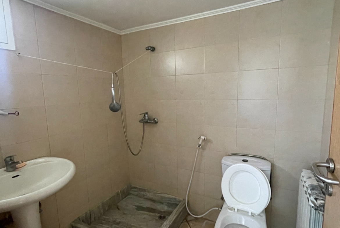 R9-3593 مبنى للإيجار في بتوراتيج الكورة – 900 م²، 3 طوابق — الصورة 28 من 50