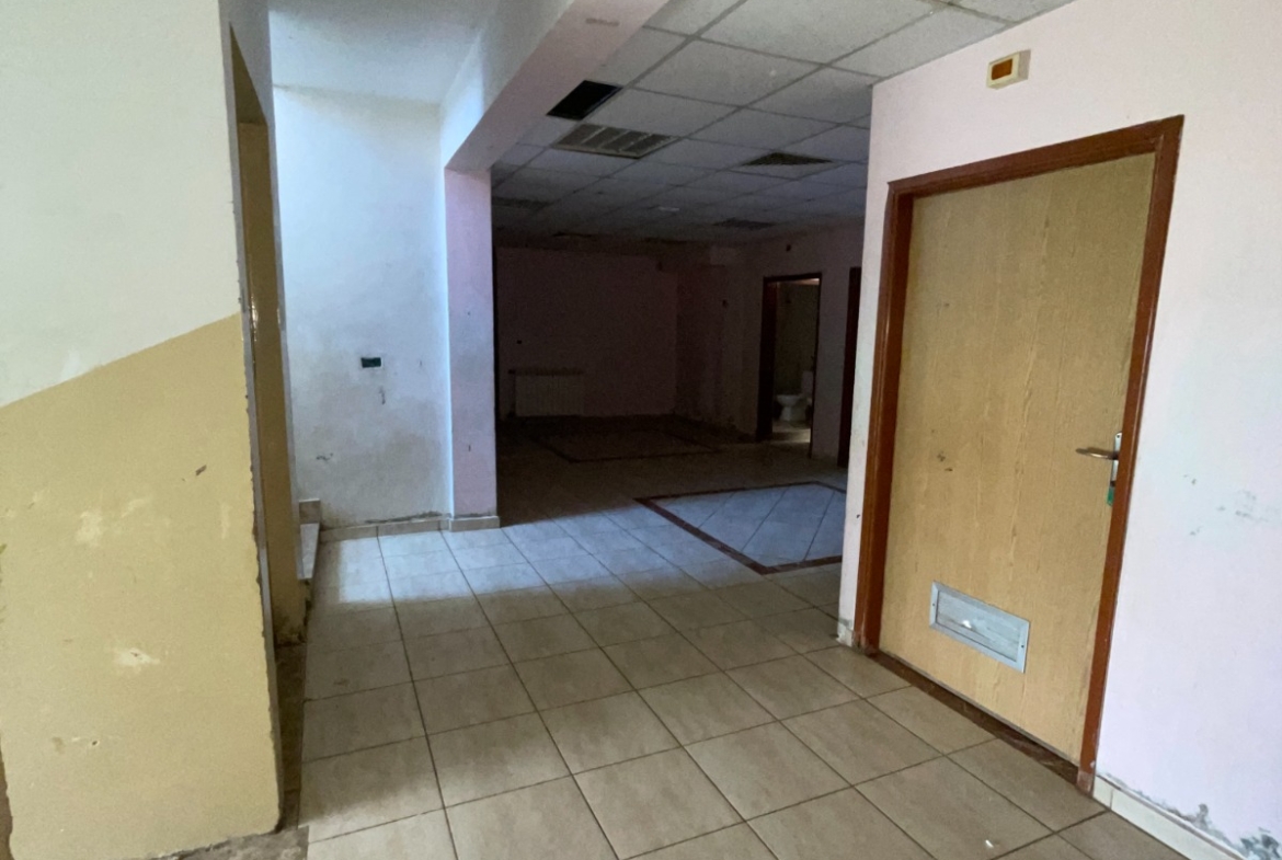 R9-3593 مبنى للإيجار في بتوراتيج الكورة – 900 م²، 3 طوابق — الصورة 40 من 50