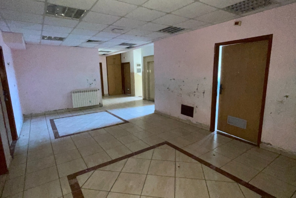 R9-3593 مبنى للإيجار في بتوراتيج الكورة – 900 م²، 3 طوابق — الصورة 41 من 50