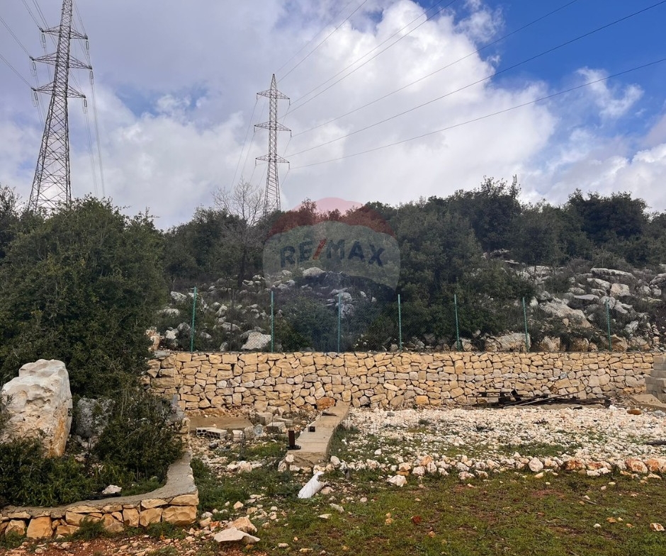 R9-3786 Land for Sale in Rass Osta – Jbeil, 1,400 m², Zoning 30/90, Construction Permit أرض للبيع في رأس أوستا جبيل – 1,400 م²، تصنيف 30/90، رخصة بناء — Photo 1 of 2