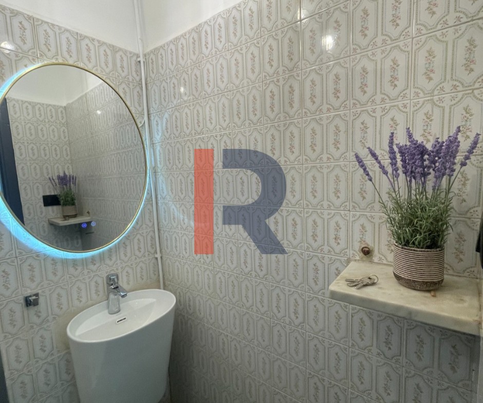 R9-3680 Office for Rent in Mina – Tripoli, Furnished, Renovatedمكتب للإيجار في الميناء طرابلس – مفروش ومجدّد — Photo 6 of 11