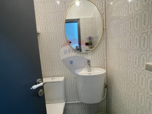 R9-3680 Office for Rent in Mina – Tripoli, Furnished, Renovatedمكتب للإيجار في الميناء طرابلس – مفروش ومجدّد — Photo 2 of 11