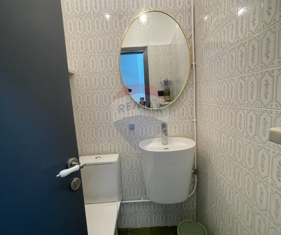 R9-3680 Office for Rent in Mina – Tripoli, Furnished, Renovatedمكتب للإيجار في الميناء طرابلس – مفروش ومجدّد — Photo 2 of 11