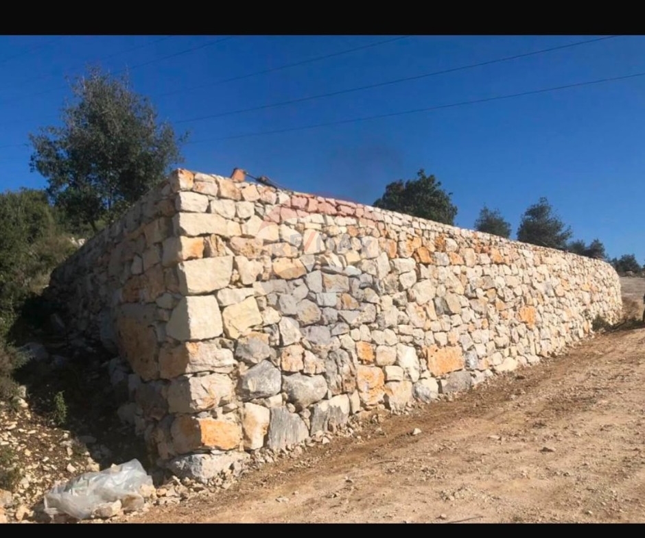 R9-3786 Land for Sale in Rass Osta – Jbeil, 1,400 m², Zoning 30/90, Construction Permit أرض للبيع في رأس أوستا جبيل – 1,400 م²، تصنيف 30/90، رخصة بناء — Photo 2 of 2