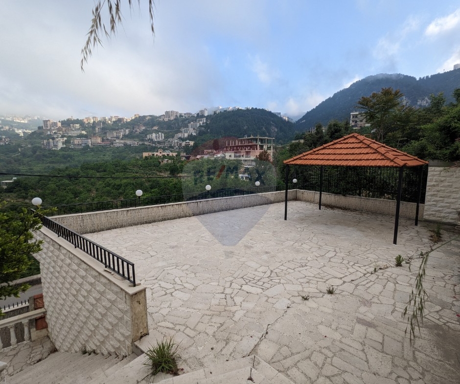 R9-3734 Countryside House with 3 Shops for Sale in Asoun – Danniyeh, 1250 m² Property بيت ريفي + 3 محلات للبيع في عاصون الضنية – 1250 م² — Photo 2 of 24