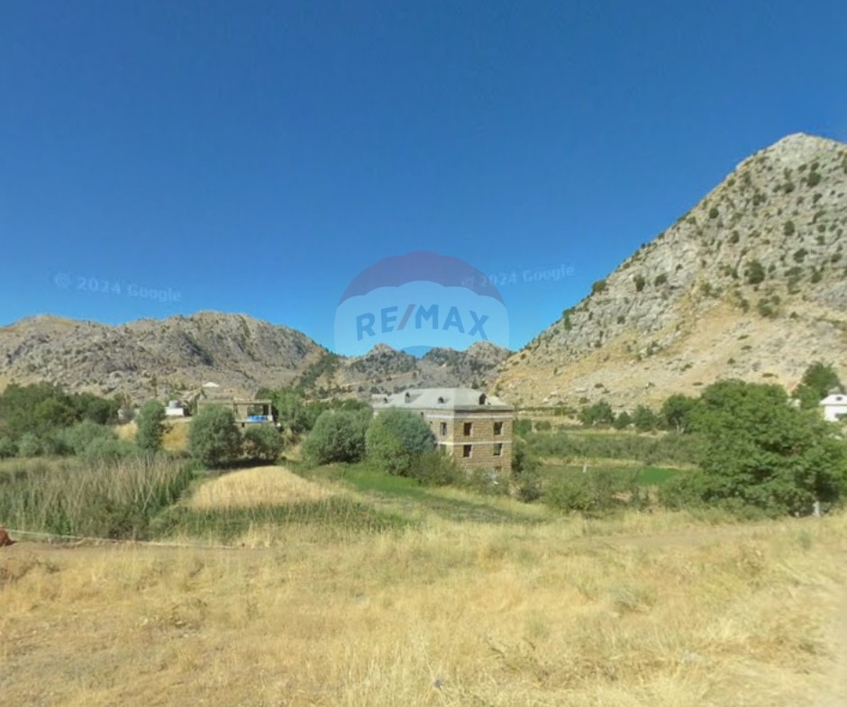 R9-3752 أرض للبيع في لقلوق إهمج جبل لبنان – 5,850 م²، تصنيف 10/25 — الصورة 2 من 3