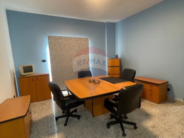 R9-3680 Office for Rent in Mina – Tripoli, Furnished, Renovatedمكتب للإيجار في الميناء طرابلس – مفروش ومجدّد — Photo 3 of 11