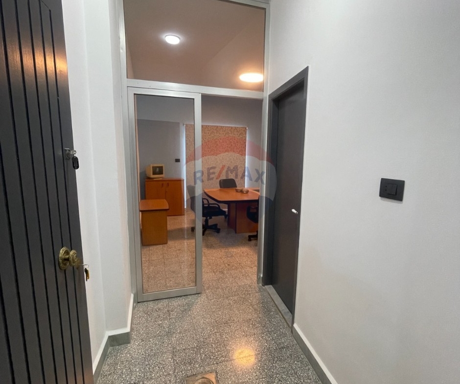 R9-3680 Office for Rent in Mina – Tripoli, Furnished, Renovatedمكتب للإيجار في الميناء طرابلس – مفروش ومجدّد — Photo 8 of 11