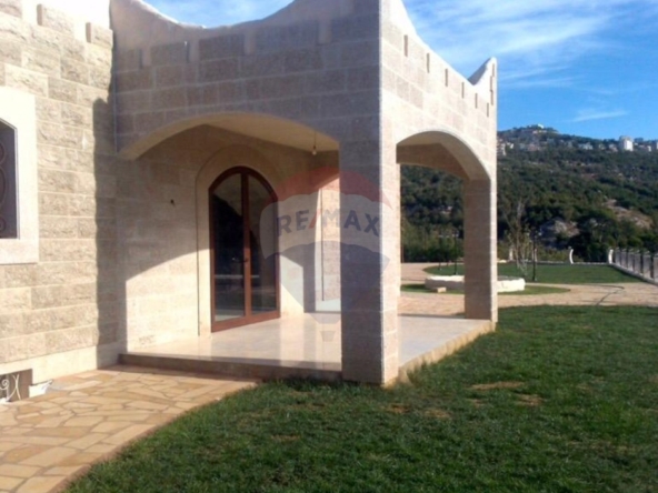 R9-3700 Villa for Sale in Jouniyeh – Aajaltoun, 350 m², Land 2300 m² فيلا للبيع في جونية عجلتون – 350 م²، أرض 2300 م² — Photo 3 of 24