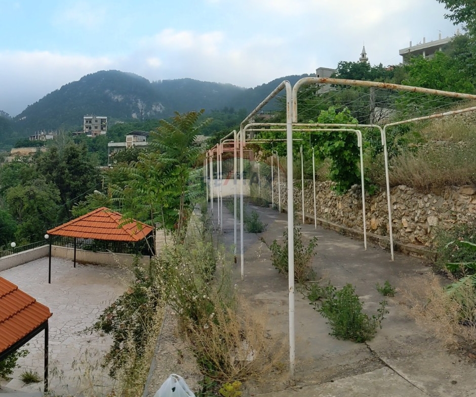 R9-3734 Countryside House with 3 Shops for Sale in Asoun – Danniyeh, 1250 m² Property بيت ريفي + 3 محلات للبيع في عاصون الضنية – 1250 م² — Photo 11 of 24