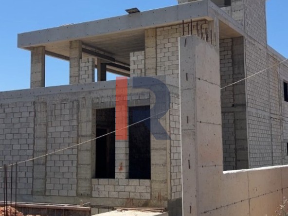 R9-3781فيلا للبيع في دده الكورة – مساحة بناء 1,600 م²، أرض 1,000 م²، إطلالة بانورامية بحرية وجبلية — الصورة 4 من 13