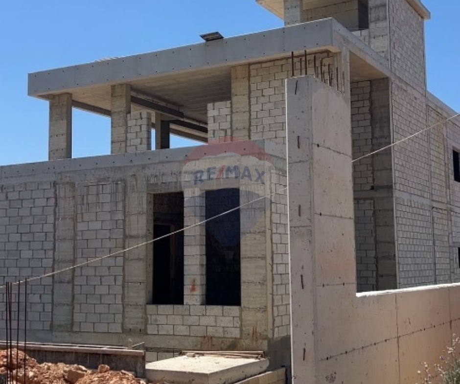 R9-3781فيلا للبيع في دده الكورة – مساحة بناء 1,600 م²، أرض 1,000 م²، إطلالة بانورامية بحرية وجبلية — الصورة 4 من 13