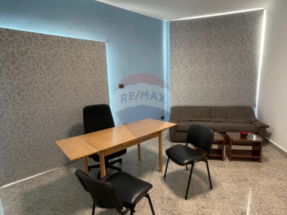 R9-3680 Office for Rent in Mina – Tripoli, Furnished, Renovatedمكتب للإيجار في الميناء طرابلس – مفروش ومجدّد — Photo 4 of 11