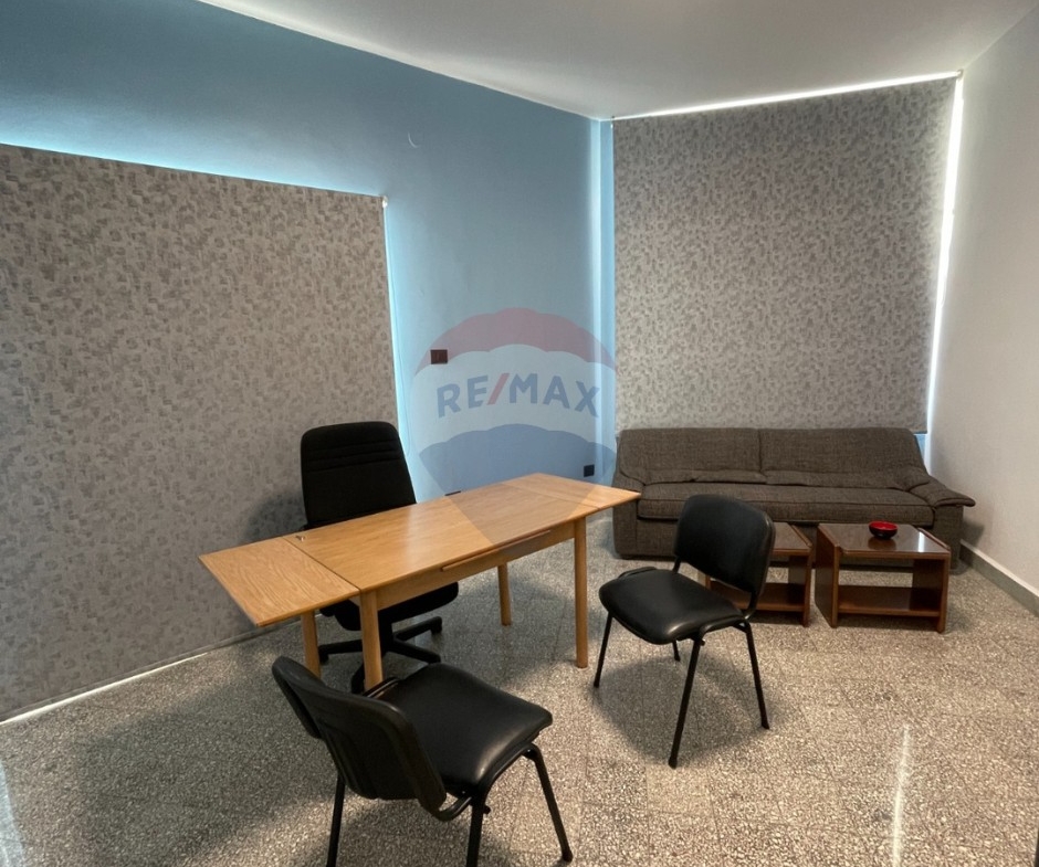 R9-3680 Office for Rent in Mina – Tripoli, Furnished, Renovatedمكتب للإيجار في الميناء طرابلس – مفروش ومجدّد — Photo 4 of 11