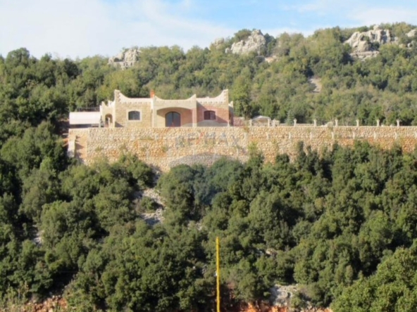 R9-3700 Villa for Sale in Jouniyeh – Aajaltoun, 350 m², Land 2300 m² فيلا للبيع في جونية عجلتون – 350 م²، أرض 2300 م² — Photo 5 of 24
