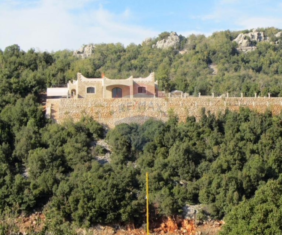 R9-3700 Villa for Sale in Jouniyeh – Aajaltoun, 350 m², Land 2300 m² فيلا للبيع في جونية عجلتون – 350 م²، أرض 2300 م² — Photo 5 of 24